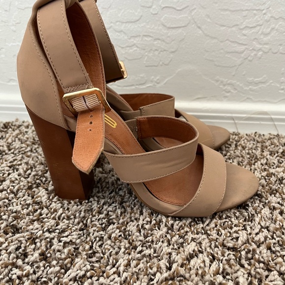 Tan/Nude casual heel. Size 6.5 - Picture 3 of 5